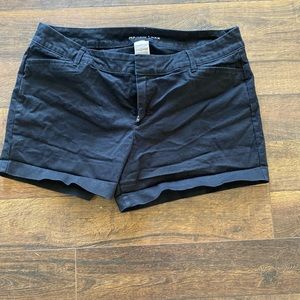 Women’s Old Navy black pixie short